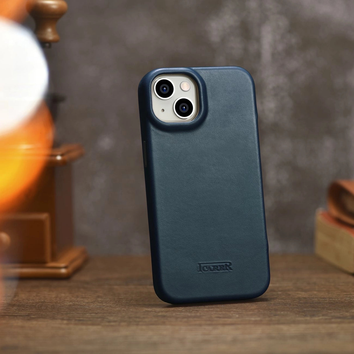 iCarer CE Oil Wax Premium Leather Folio Case iPhone 14 Plus magnetisk flip case MagSafe blå (AKI14220707-BU)