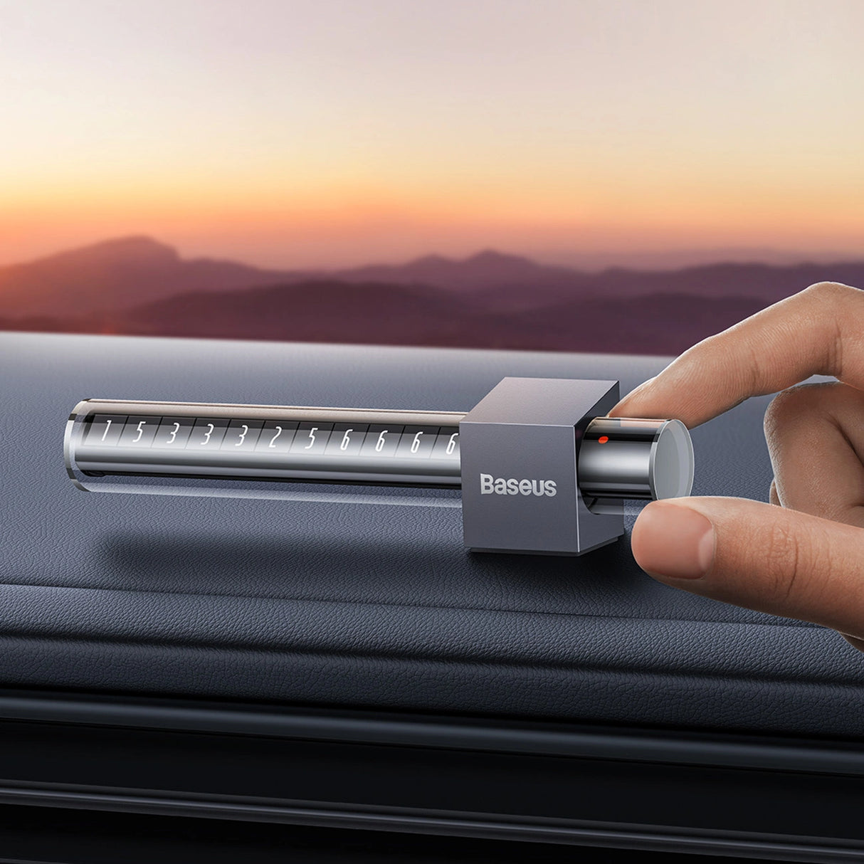 Baseus parkeringsskilt til telefonnummeret på det grå instrumentbræt