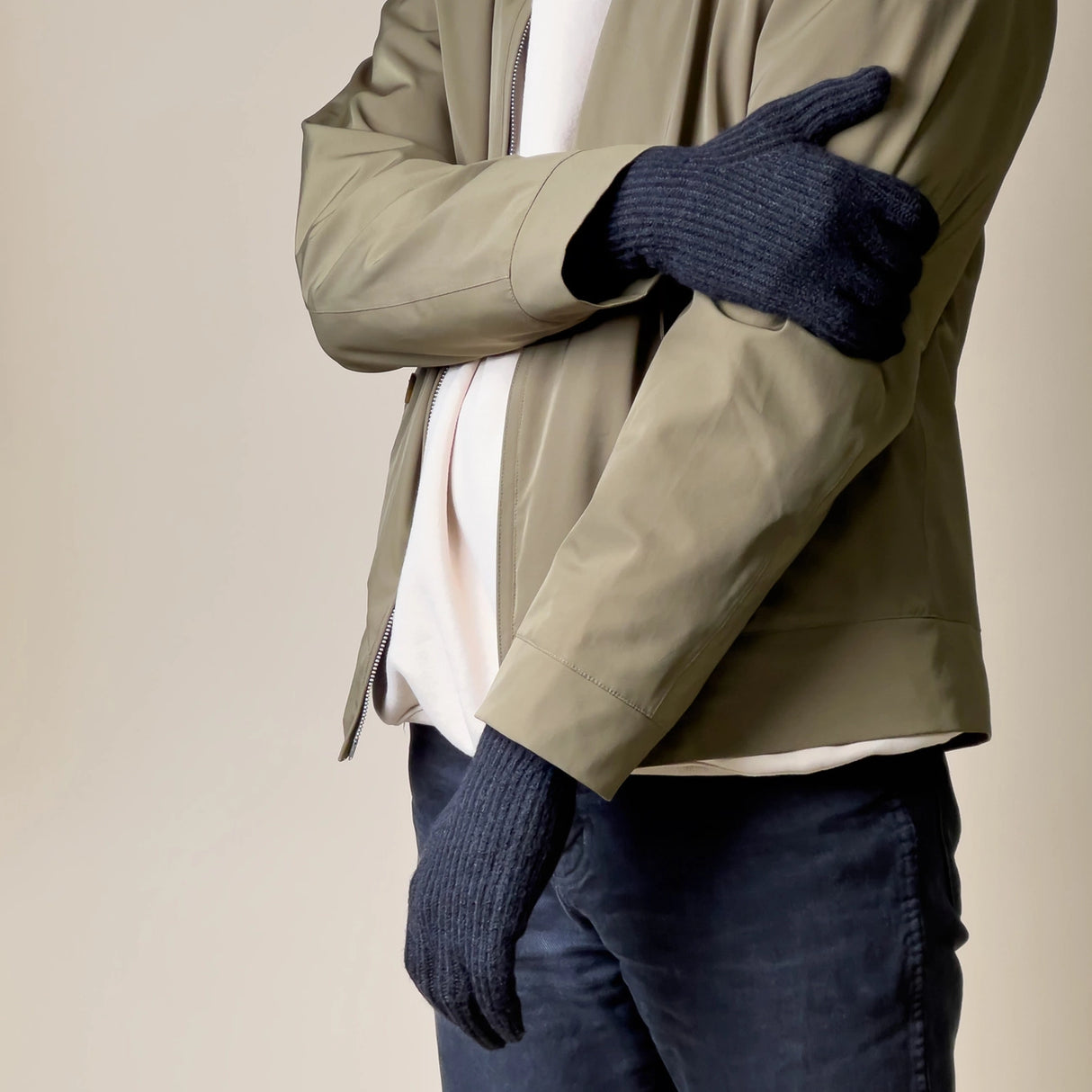 Telefonhandsker af flettet materiale med udskæringer til fingre - sorte