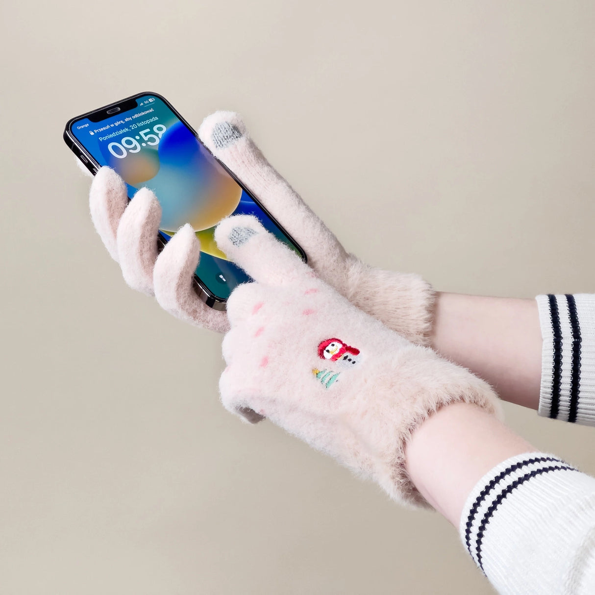 Vintertelefonhandsker til kvinder med en snemand og et juletræ - beige