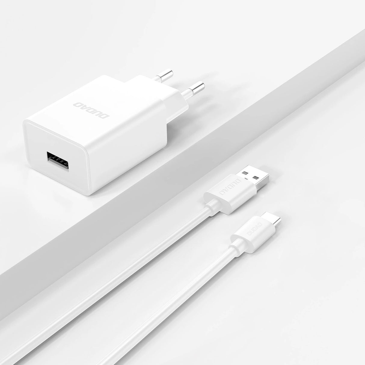 Dudao A4EU USB-A 2.1A vægoplader - hvid + USB-A - USB-C kabel