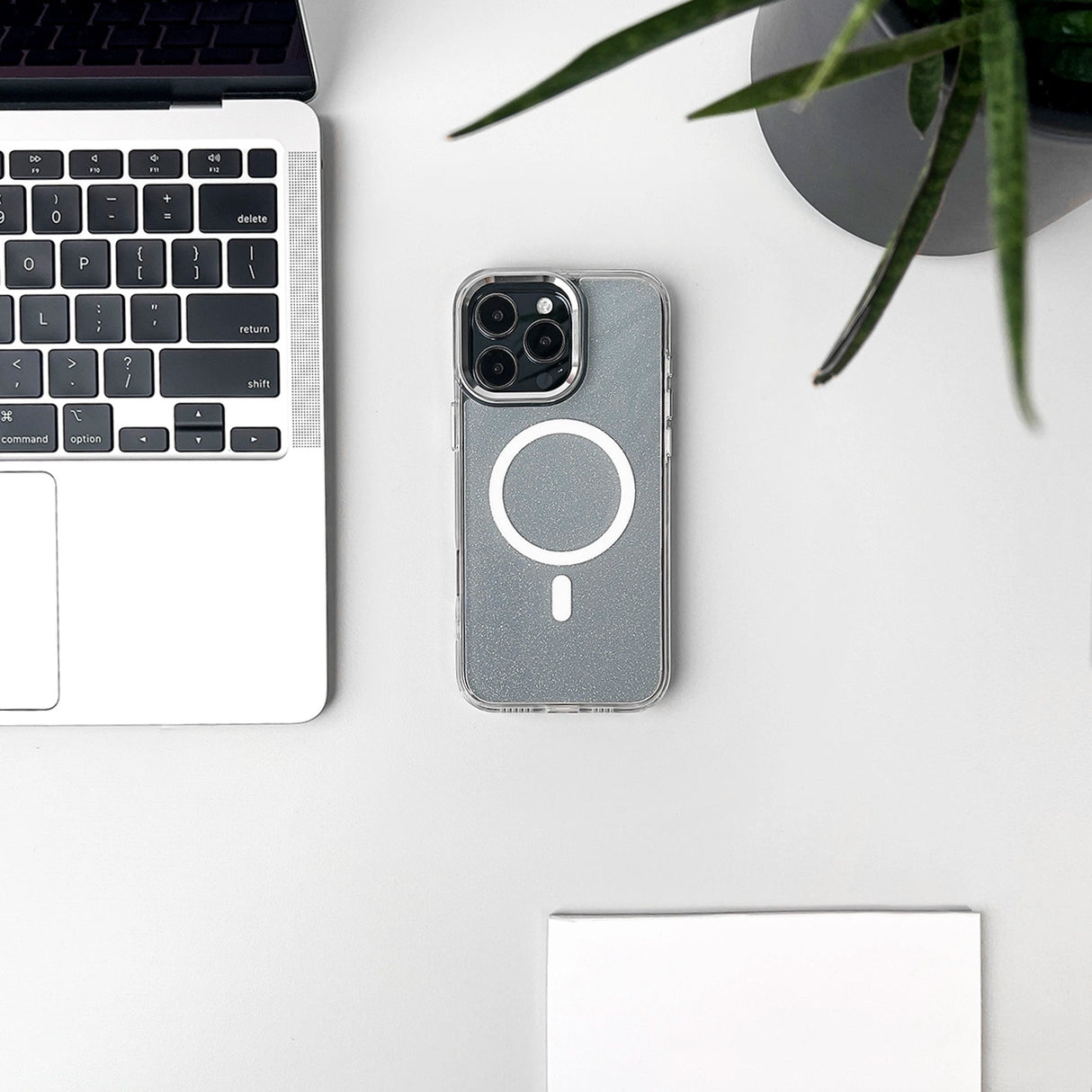 Glitter Case MagSafe til iPhone 16 Pro - hvid med glitter