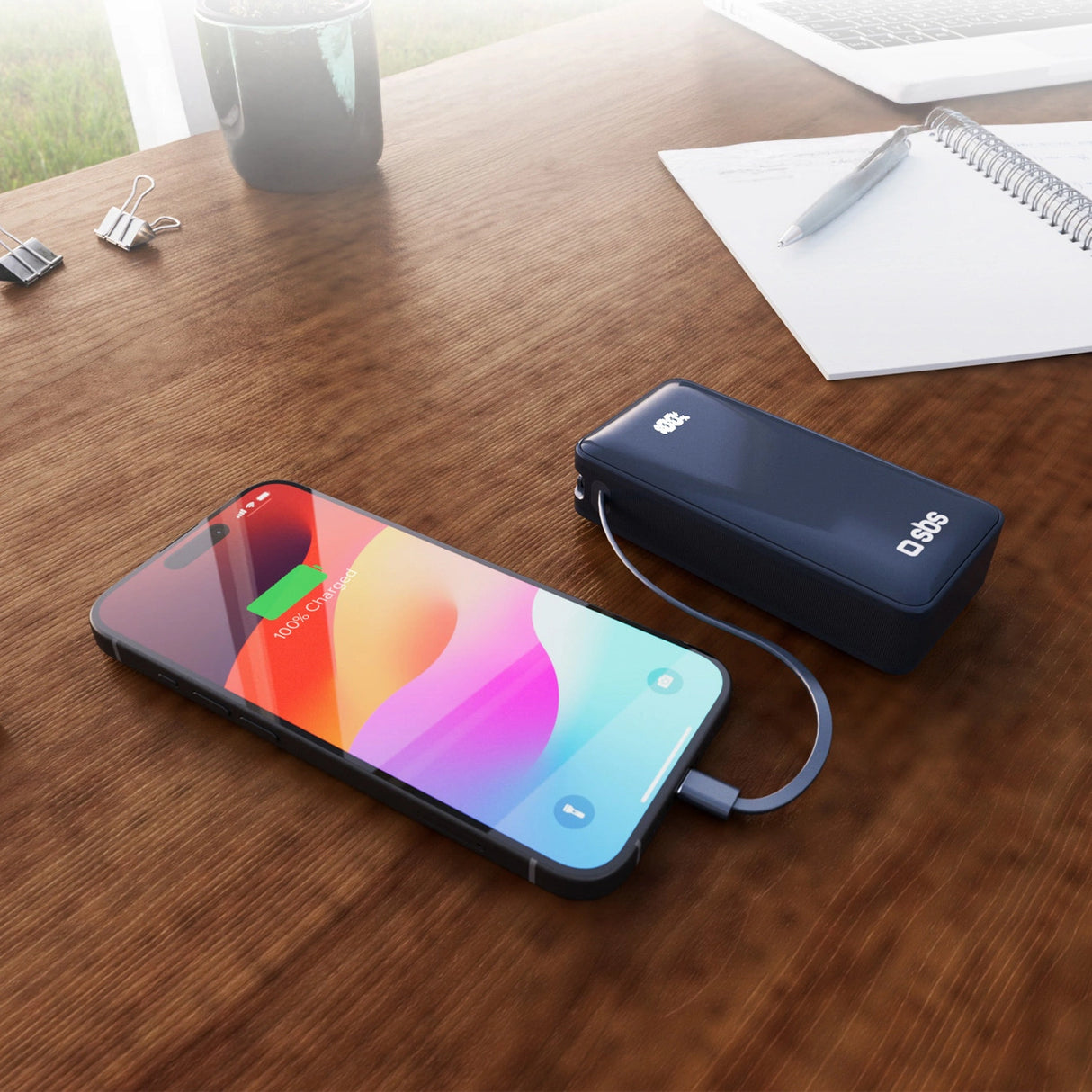 Powerbank SBS 10000 mAh 20W med indbygget USB-C-kabel og digital skærm - mørkegrå