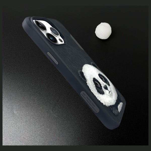 Nimmy Big Eyed Pet 2.0 Panda fodtøj til iPhone 15 Pro - sort