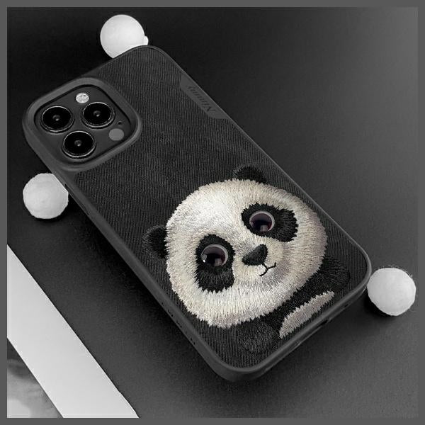 Nimmy Big Eyed Pet 2.0 Panda fodtøj til iPhone 15 Pro - sort