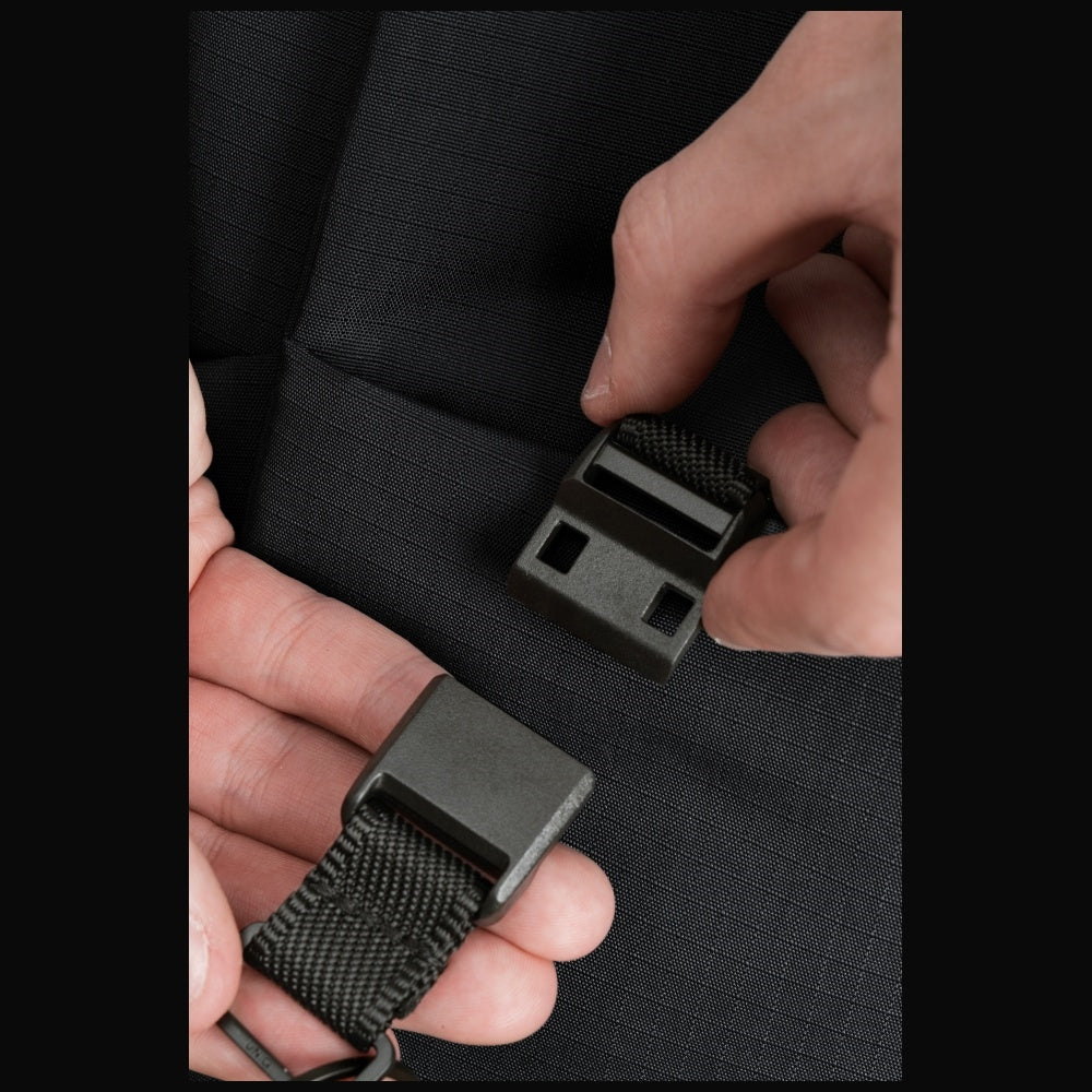 Uniq Arden Sling 2L taske - sort