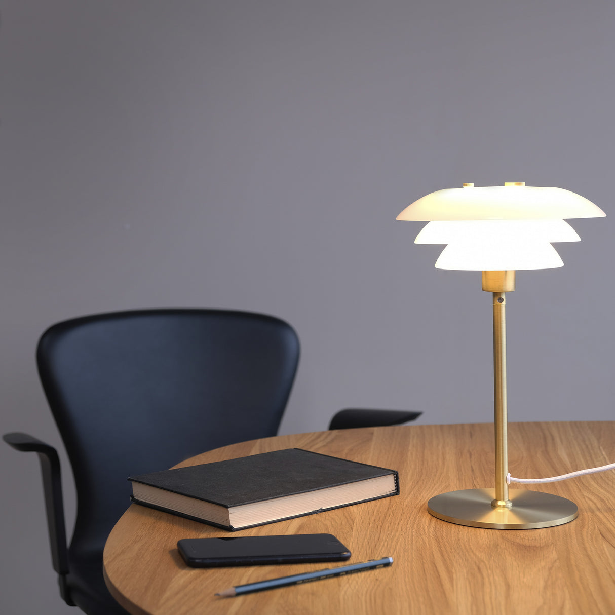 Dyberg Larsen DL20 opal/messing bordlampe