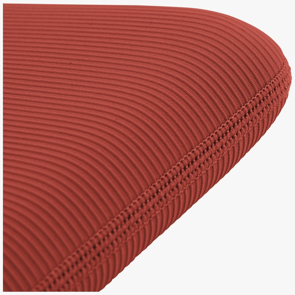 Uniq Cyprus Ridge Edition Laptop Sleeve til en 14" vandtæt neopren laptop - rød