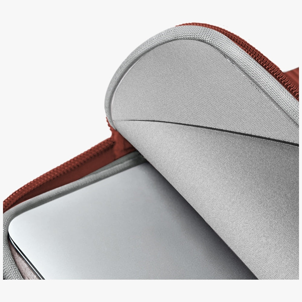 Uniq Cyprus Ridge Edition Laptop Sleeve til en 14" vandtæt neopren laptop - rød