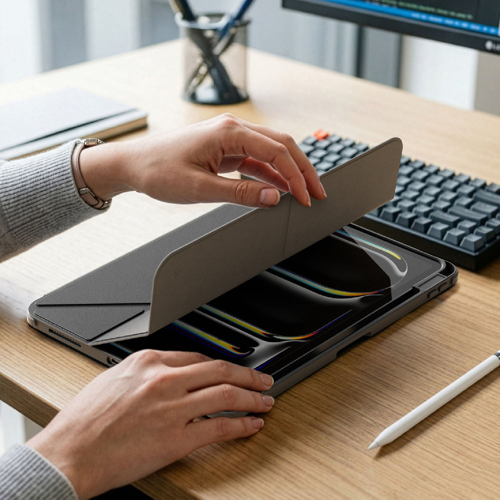 AmazingThing Titan Pro Case til iPad A16 11" med 720°-rotationsstativ og blyantholder - sort