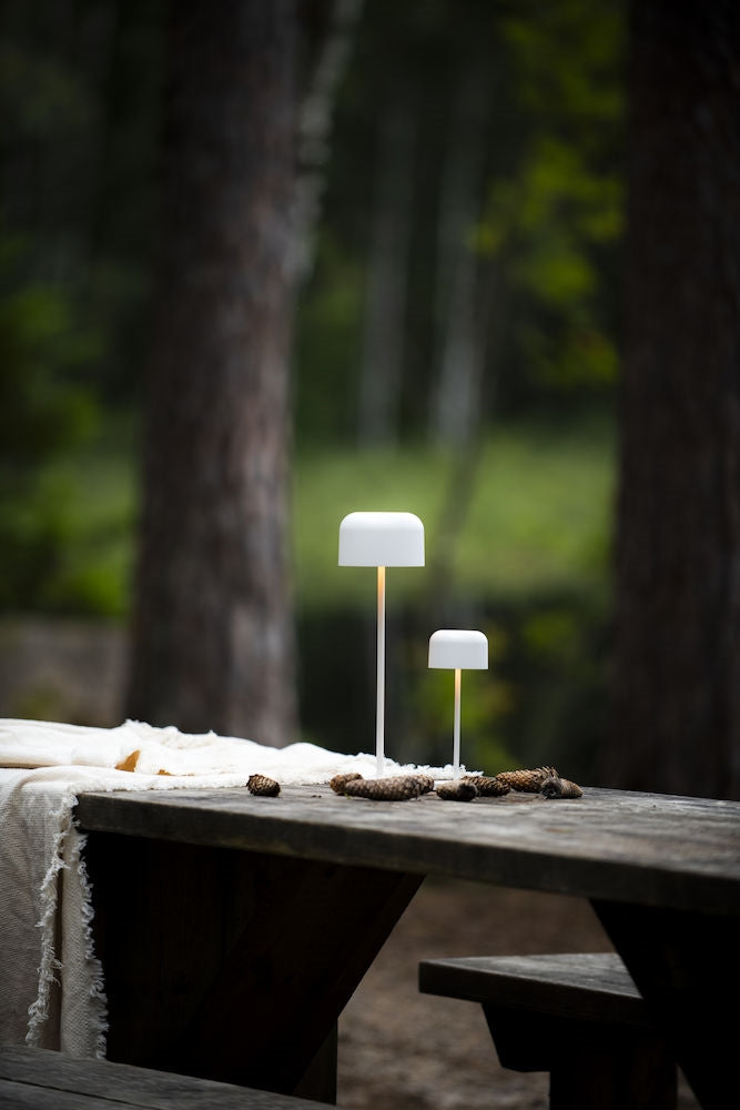Konstsmide Lille hvid bordlampe portable