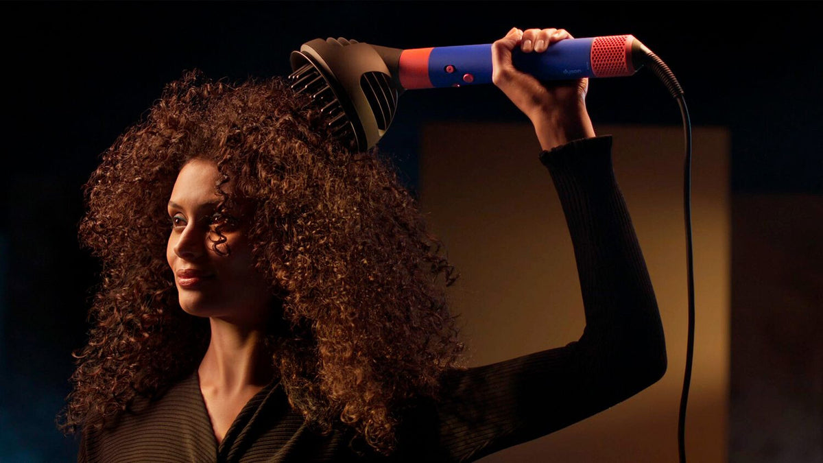 Dyson Airwrap I.D. Curly + Coily Multi-Style Complete Long Styler og tørretumbler HS08 (Gift Edition) Vinca Blue/ Topaz EU 533759-01