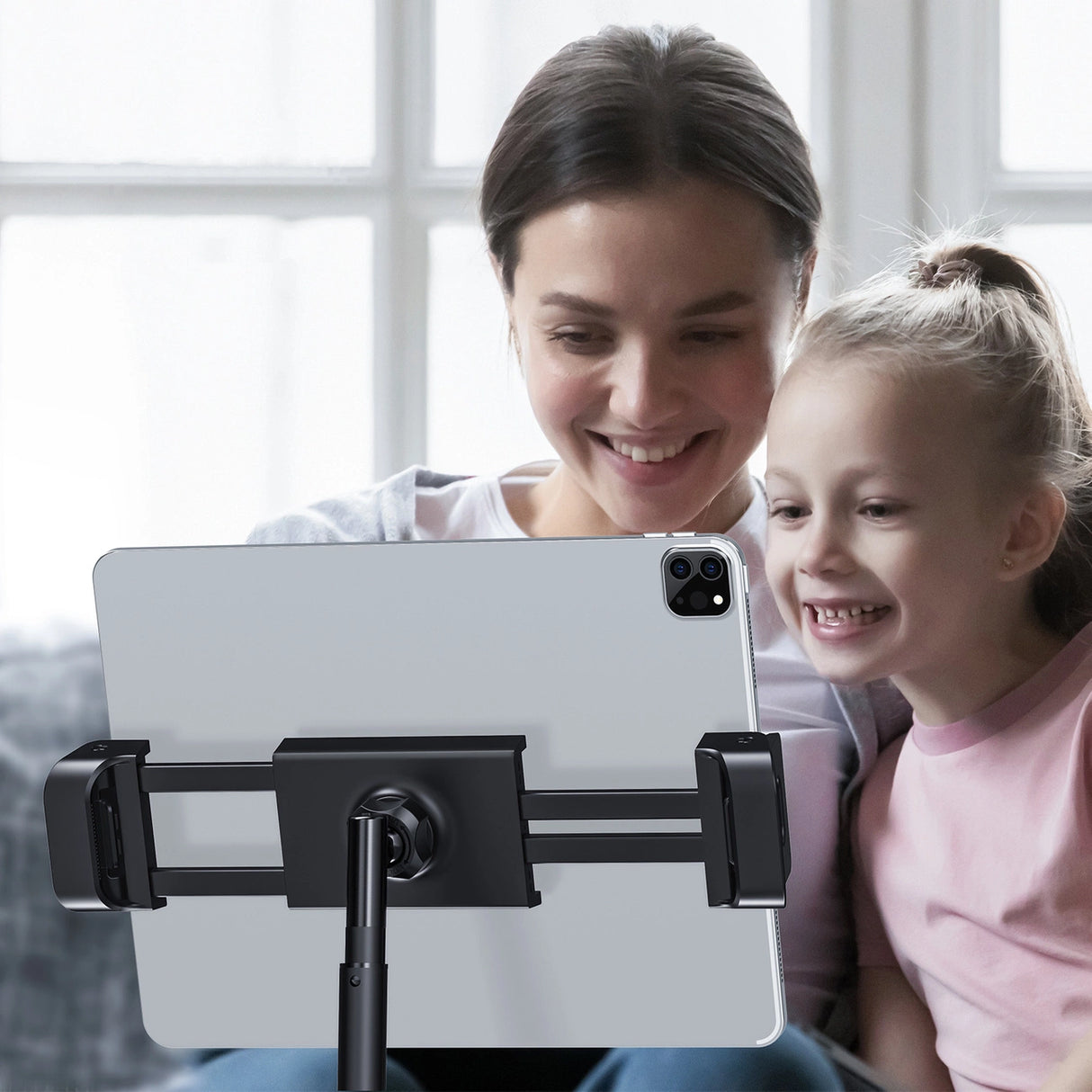 Acefast teleskopisk telefon- og tabletholder (135-230 mm bred) til skrivebordet 360° sort (E4 sort)