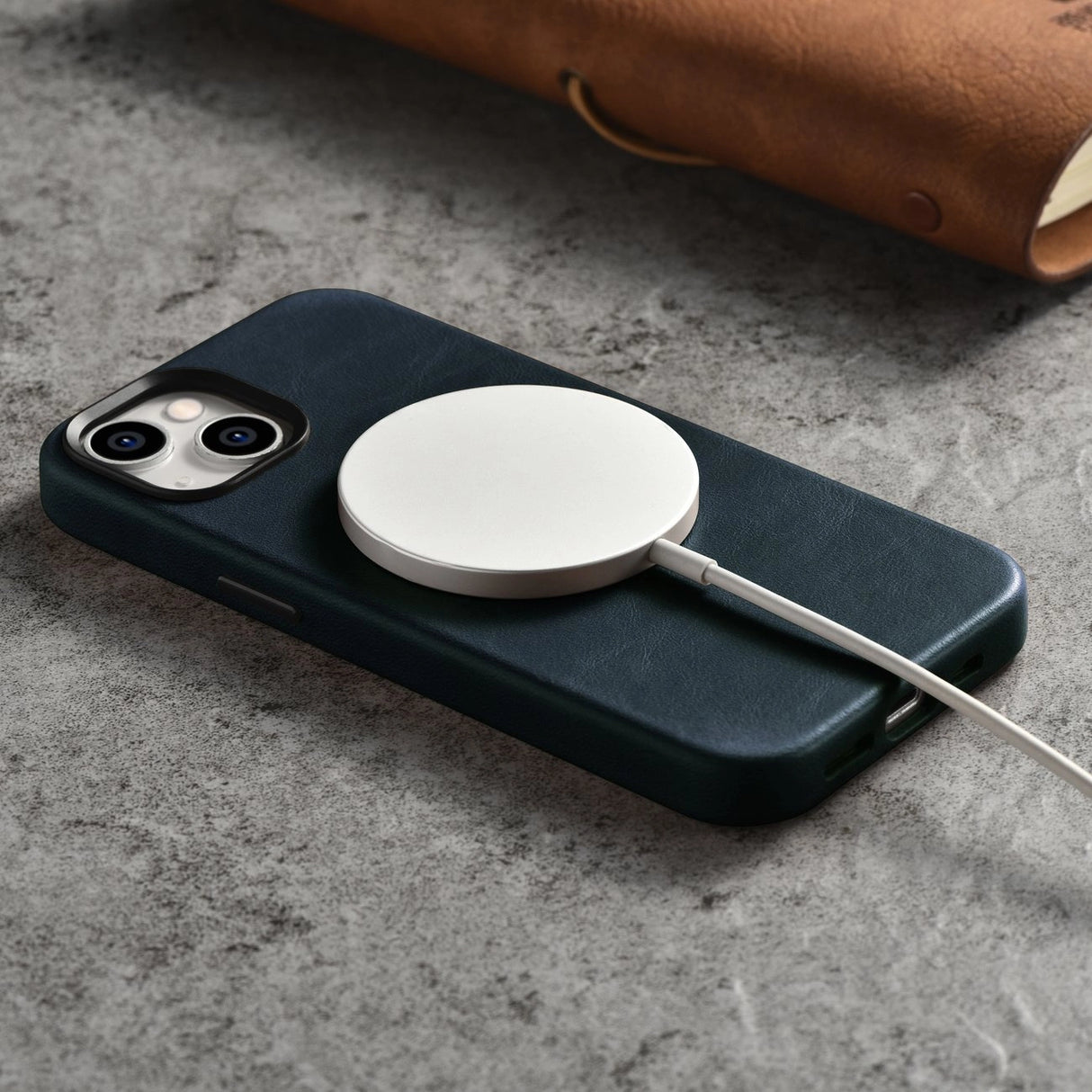 iCarer Oil Wax Premium Ledder Case iPhone 14 Magnetisk Ledder Case med MagSafe mørkblå (WMI14220701-BU)