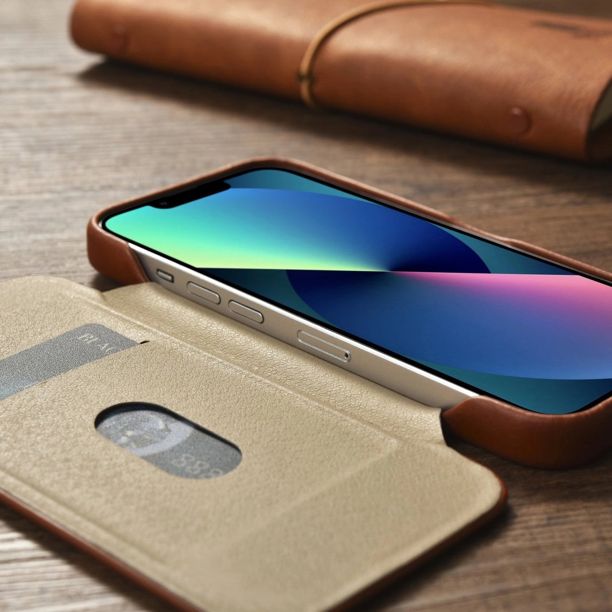 iCarer CE Oil Wax Premium Leather Folio Case iPhone 14 Plus magnetisk flip case MagSafe brun (AKI14220707-BN)