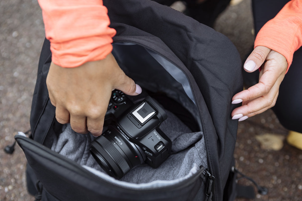 Canon EOS R50, Black + RF-S 18-45mm F4.5-6.3 IS STM Kit MILC 24,2 MP CMOS 6000 x 4000 pixel Sort