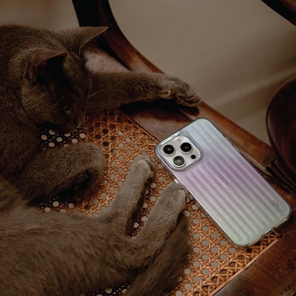 Uniq Coehl Linear case til iPhone 14 Plus - iriserende