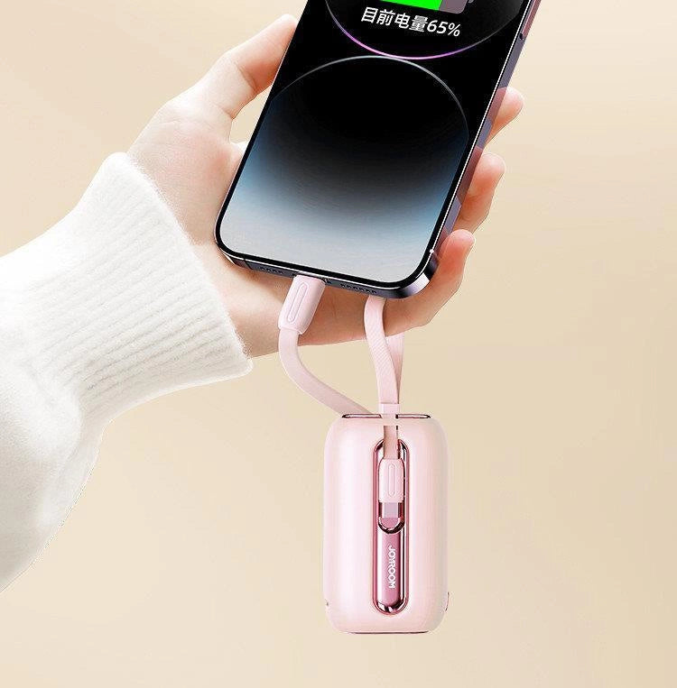 Joyroom mini powerbank 10000mAh Colorful Series 22.5W med 2 indbyggede USB C og Lightning kabler pink (JR-L012)