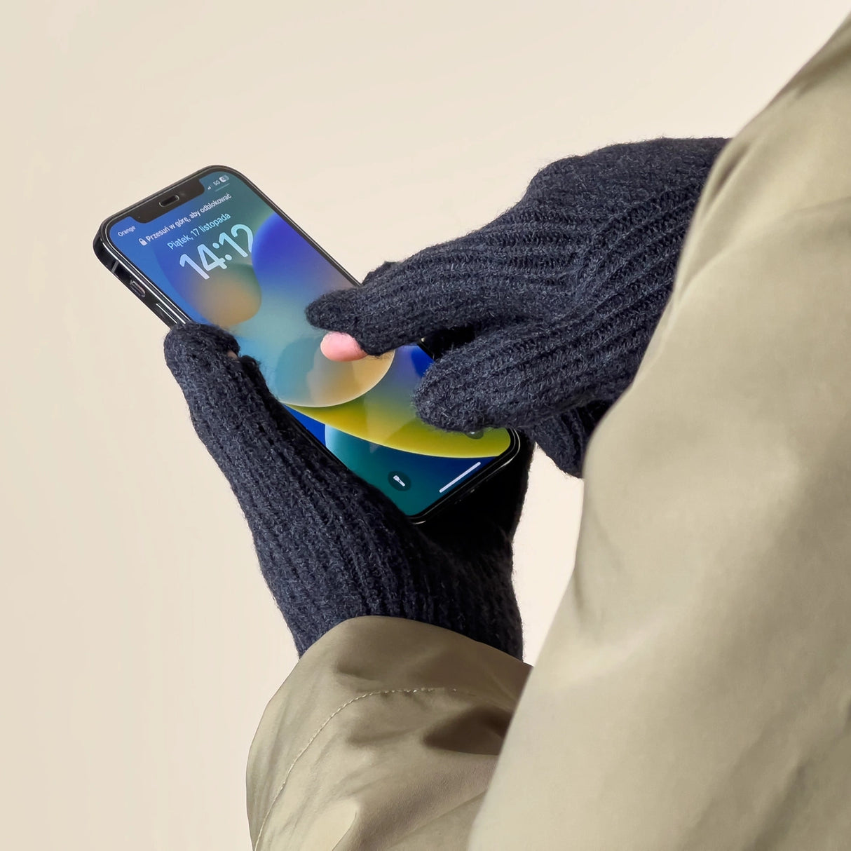 Telefonhandsker af flettet materiale med udskæringer til fingre - sorte