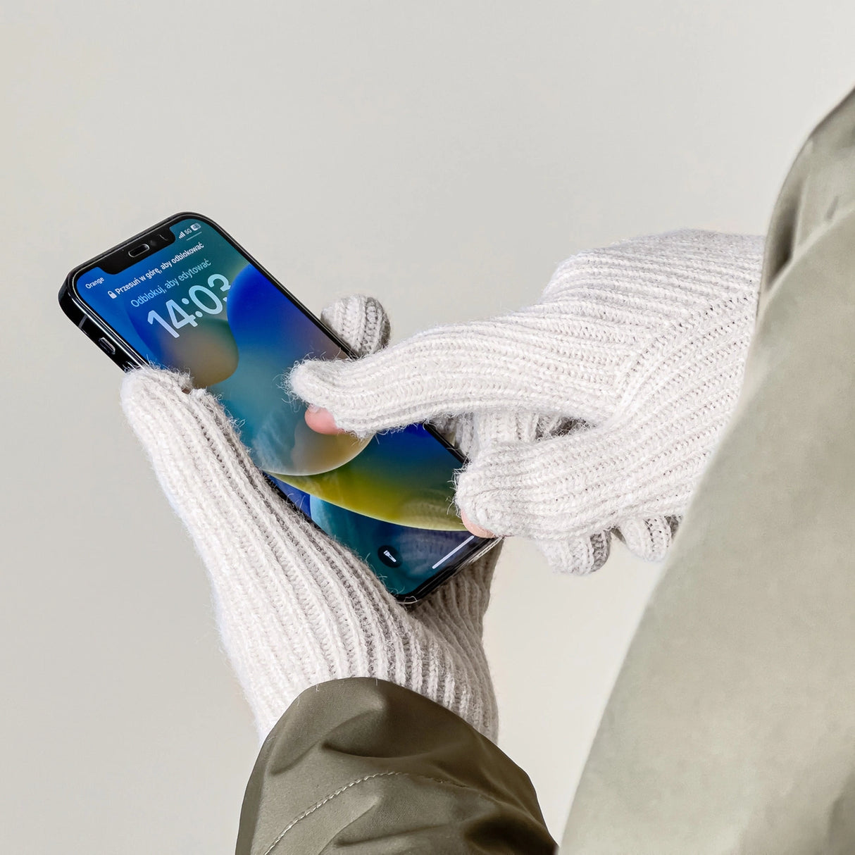 Flettede telefonhandsker med udskæringer til fingre - beige