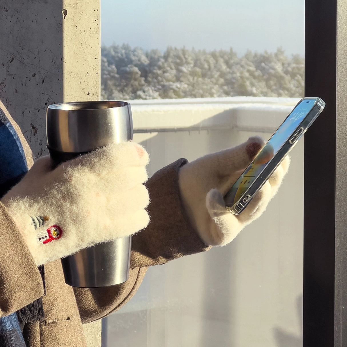 Vintertelefonhandsker til kvinder med en snemand og et juletræ - rosa