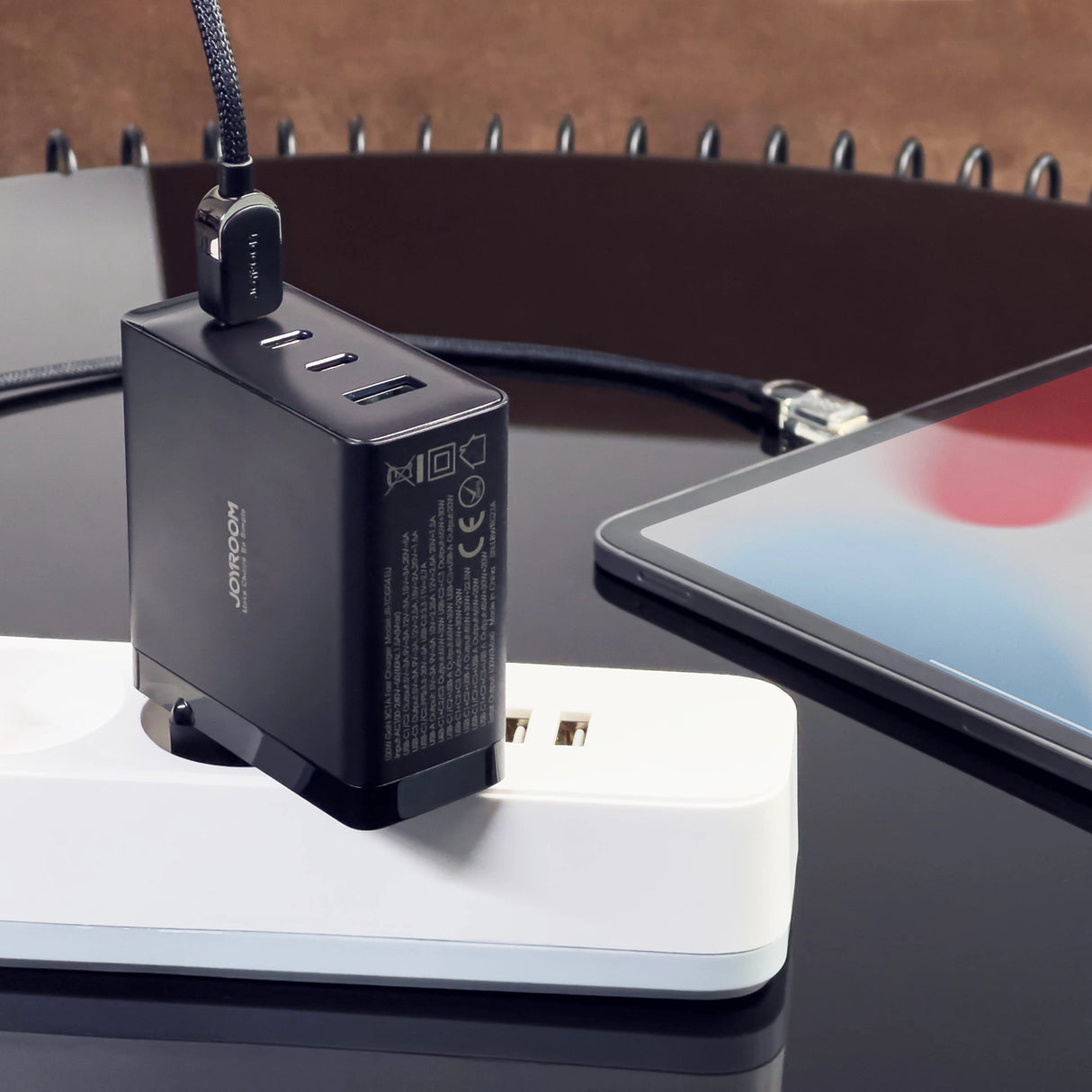 Joyroom JR-TCG04EU 100W GaN oplader 3x USB-C USB-A + USB-C / USB-C kabel 100W - sort