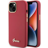 Guess Silicone Script Metal Logo & Frame Case til iPhone 15 - rød