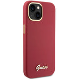 Guess Silicone Script Metal Logo & Frame Case til iPhone 15 - rød