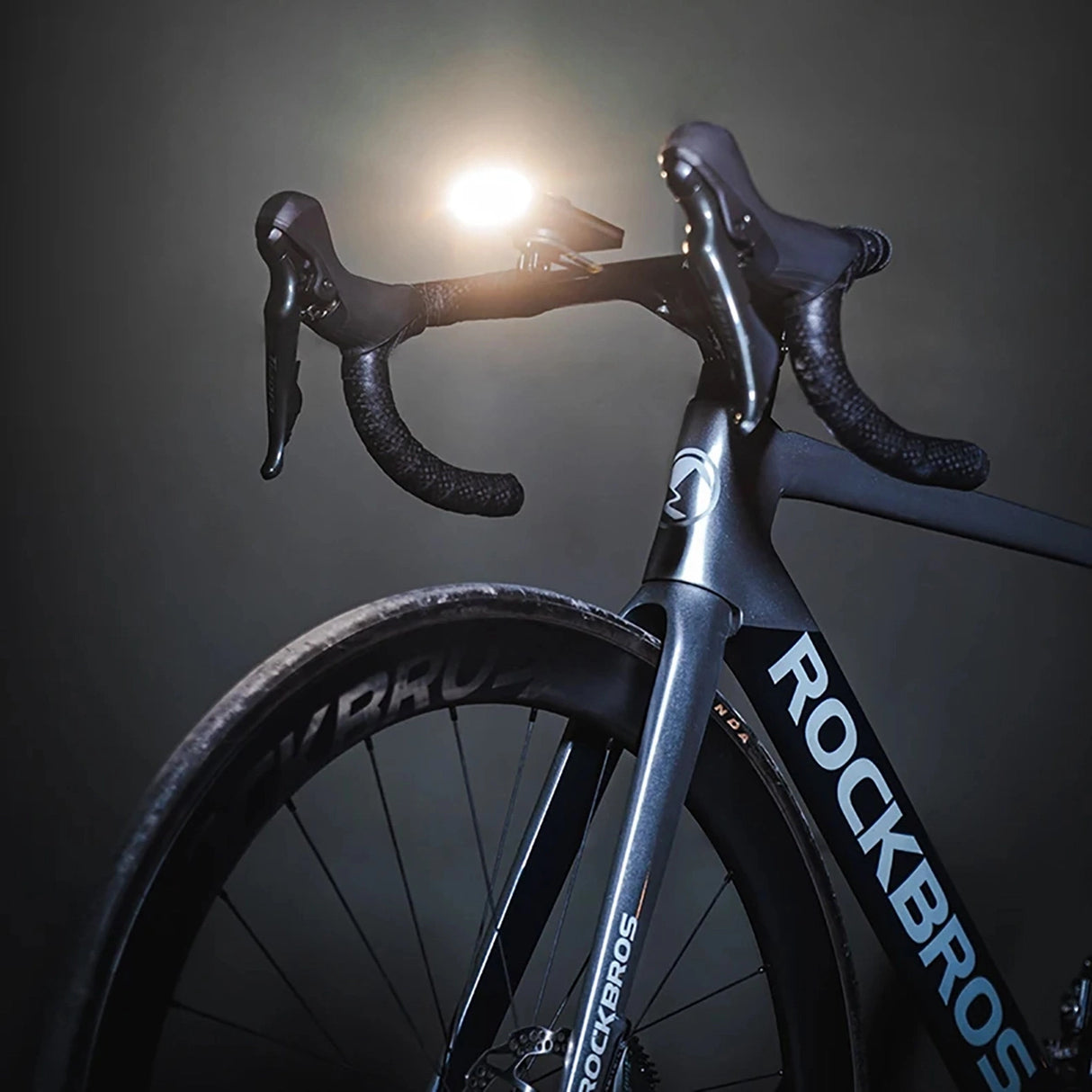 Rockbros JP008 frontcykel lys til tæller med power bank 5000mAh 150lm IPX6 - sort