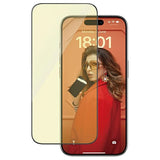PanzerGlass Ultra-Wide Fit tempereret glas med glans og blå lysfilter med positioner til iPhone 15 Pro