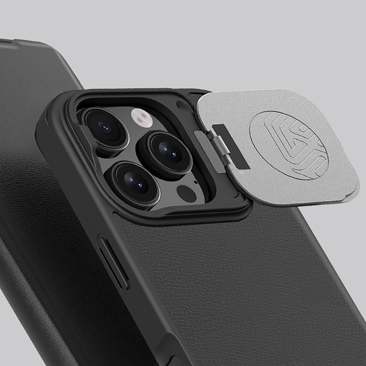 Nillkin Qin Prop læderfoder med kameraomslag og stativ til iPhone 16 Pro Max - sort