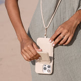 Uniq Coehl Muse Magnetisk opladningsfoder til iPhone 16 Pro - Beige