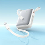 Joyroom JR-PBF27 10000mAh 22.5W Powerbank med indbygget USB-C og Lightning-kabler - hvid