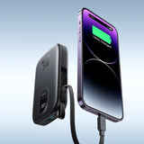 Joyroom JR-PBF18 22.5W 10000mAh Powerbank med indbygget Lightning-kabel + USB-C-kabel 0,25 cm - sort