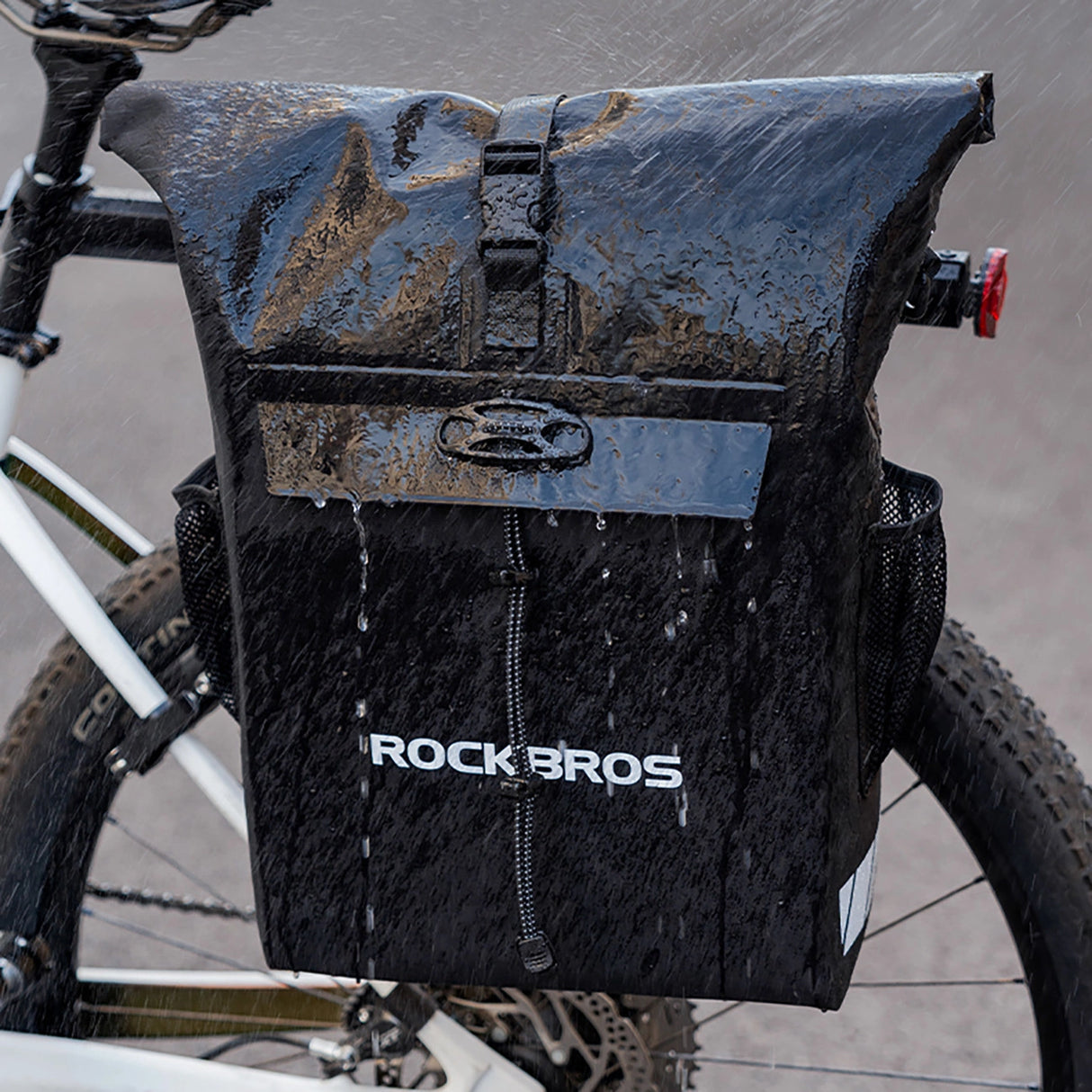 Rockbros cykeltaske med rygsækfunktion, vandtæt, med hjelmbeslag 18l - sort