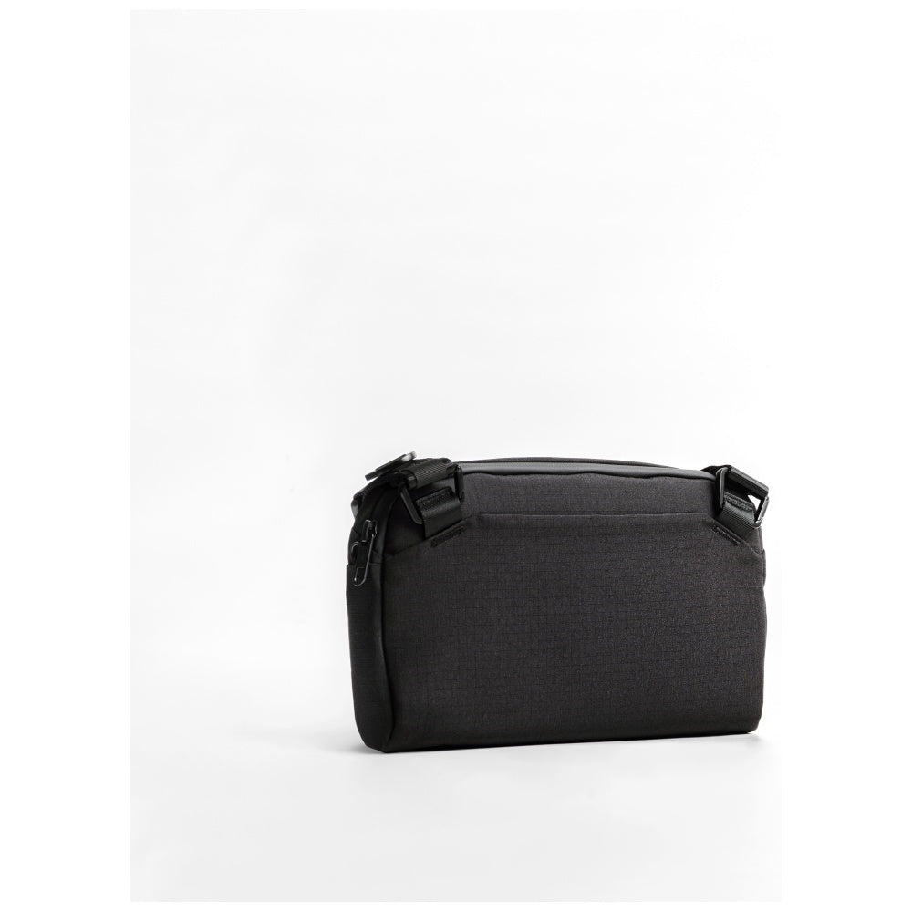 Uniq Arden Sling 2L taske - sort