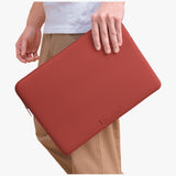 Uniq Cyprus Ridge Edition Laptop Sleeve til en 14" vandtæt neopren laptop - rød