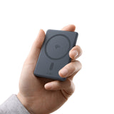 Baseus PicoGo AM31 Qi2 5000mAh 20W Ultra-Thin MagSafe Kompatibel Power Bank med Stativ og Baseus Simple USB-C 20cm Strikkede Kabel - Grå