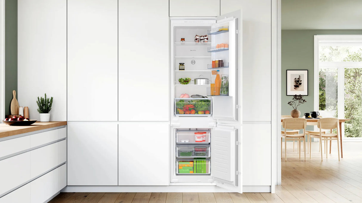 Bosch Serie 2 KIN96NSE0 køle-/fryseskab Indbygget 290 L Hvid
