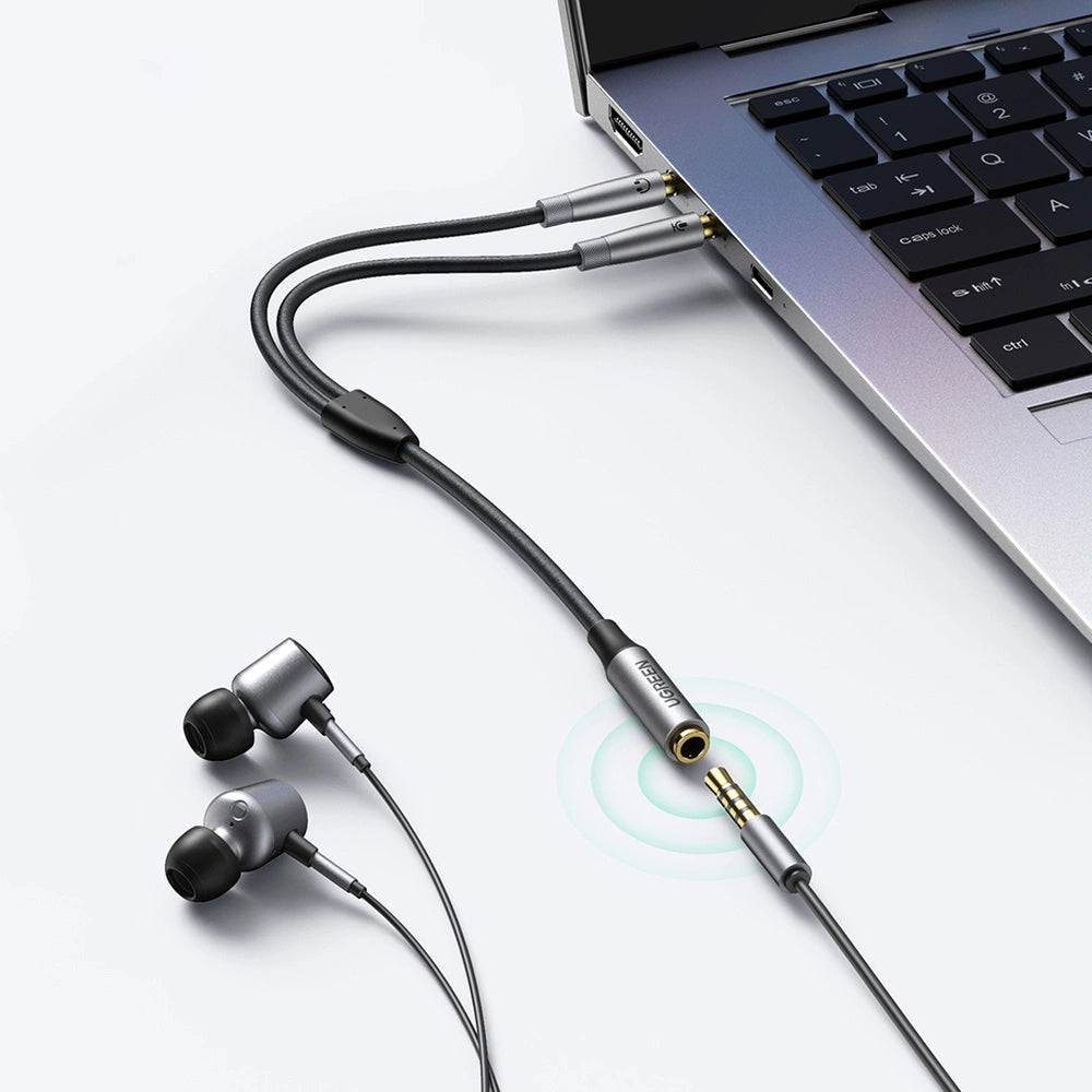 Ugreen AUX splitterkablet 3,5 mm mini jack (kvinde) - 2x 3,5 mm mini jack (mand - mikrofon og hovedtelefoner) sølv (AV193 50255)
