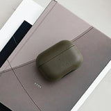 Uniq Terra Ægte læderfoder til AirPods Pro - oliven