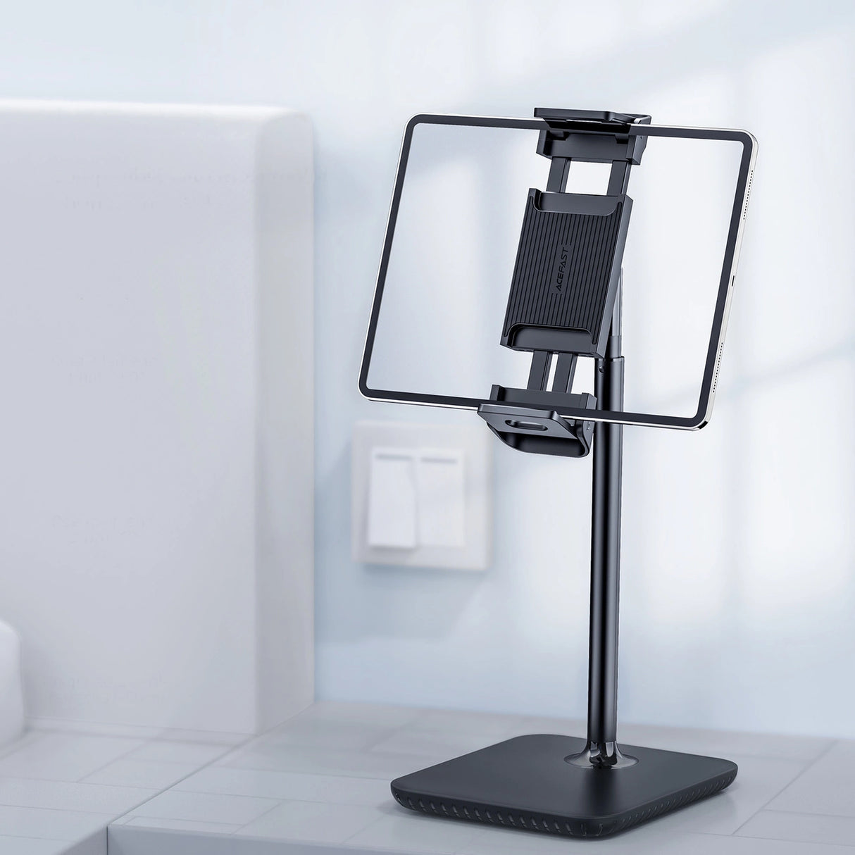Acefast teleskopisk telefon- og tabletholder (135-230 mm bred) til skrivebordet 360° sort (E4 sort)