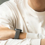 Uniq Aspen flettet rem til Apple Watch 1/2/3/4/5/6/7/8/SE/SE2 44/42/45 mm - Grå