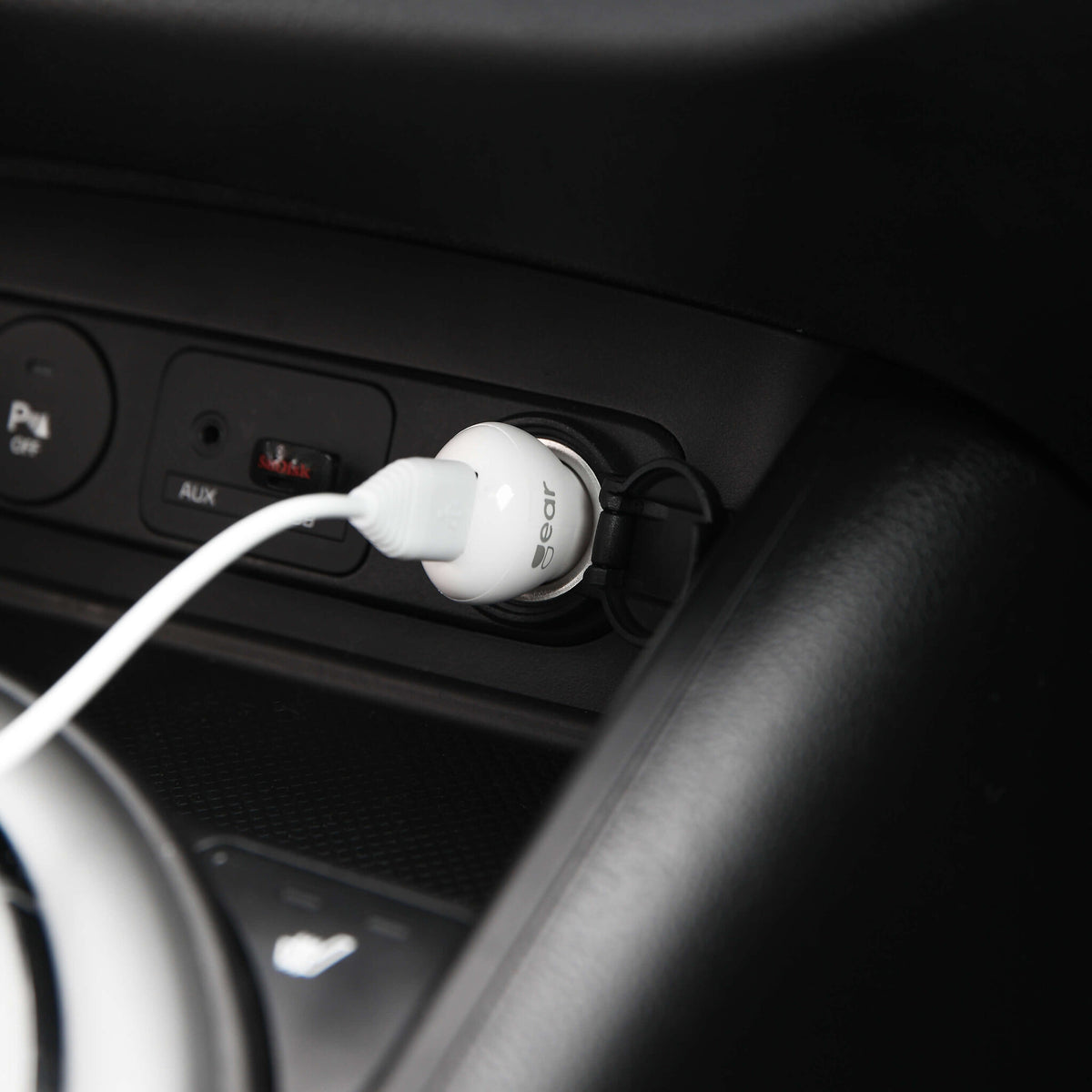 Gear 665056 oplader til mobil enhed Universel Hvid Cigartænder, Vekselstrøm Automatisk, Indendørs