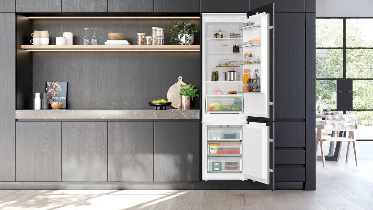 Siemens iQ100 KI96NNSE0 køle-/fryseskab Indbygget 290 L Hvid