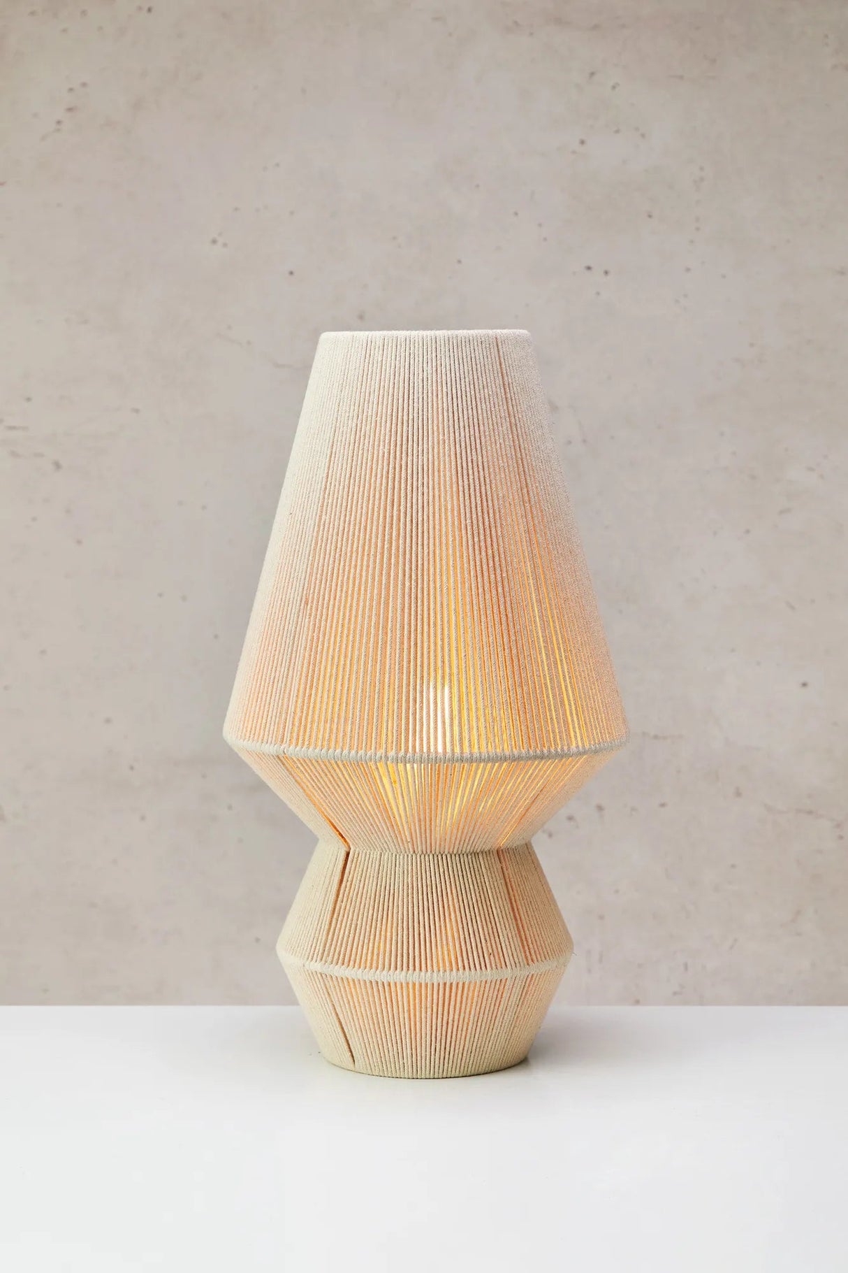 Markslöjd Razzo beige bordlampe